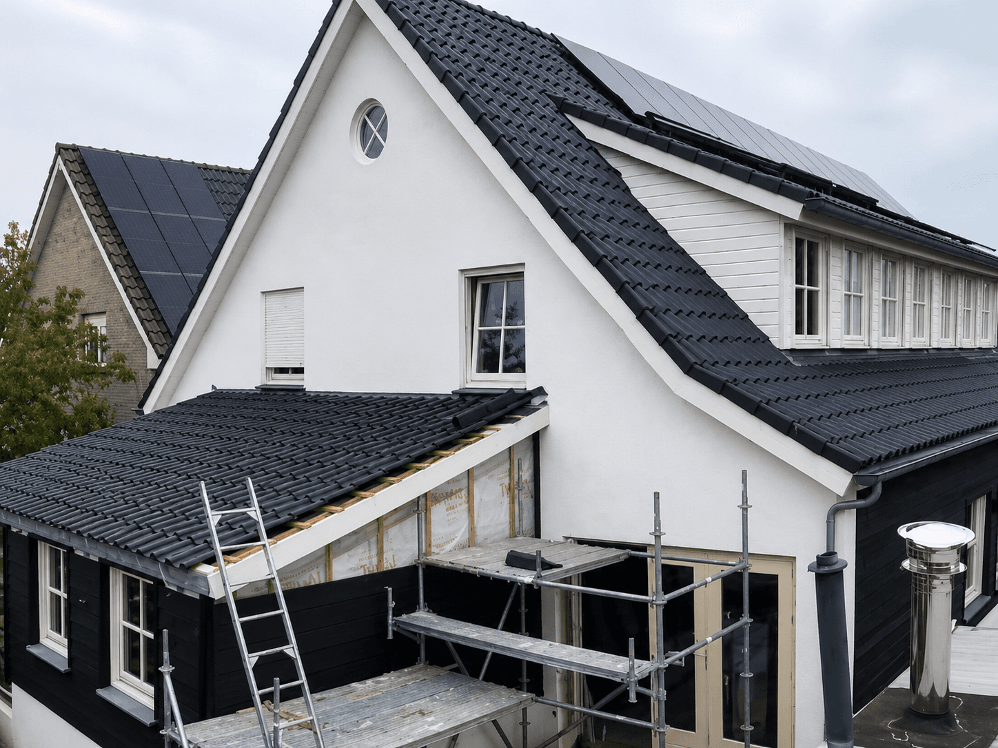 Aanbouw met dakopbouw en complete afwerking